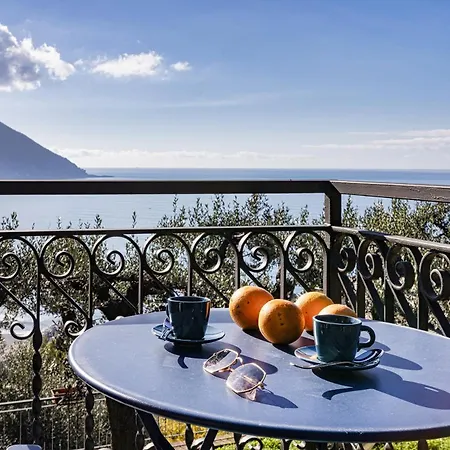 Daire Seaview With Garden In By Wonderful Italy *